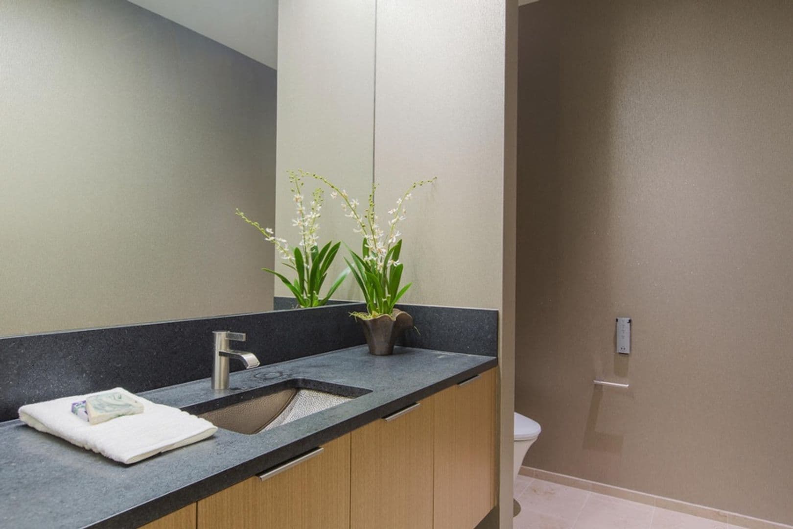 Honolulu House: 1388 Ala Moana Boulevard