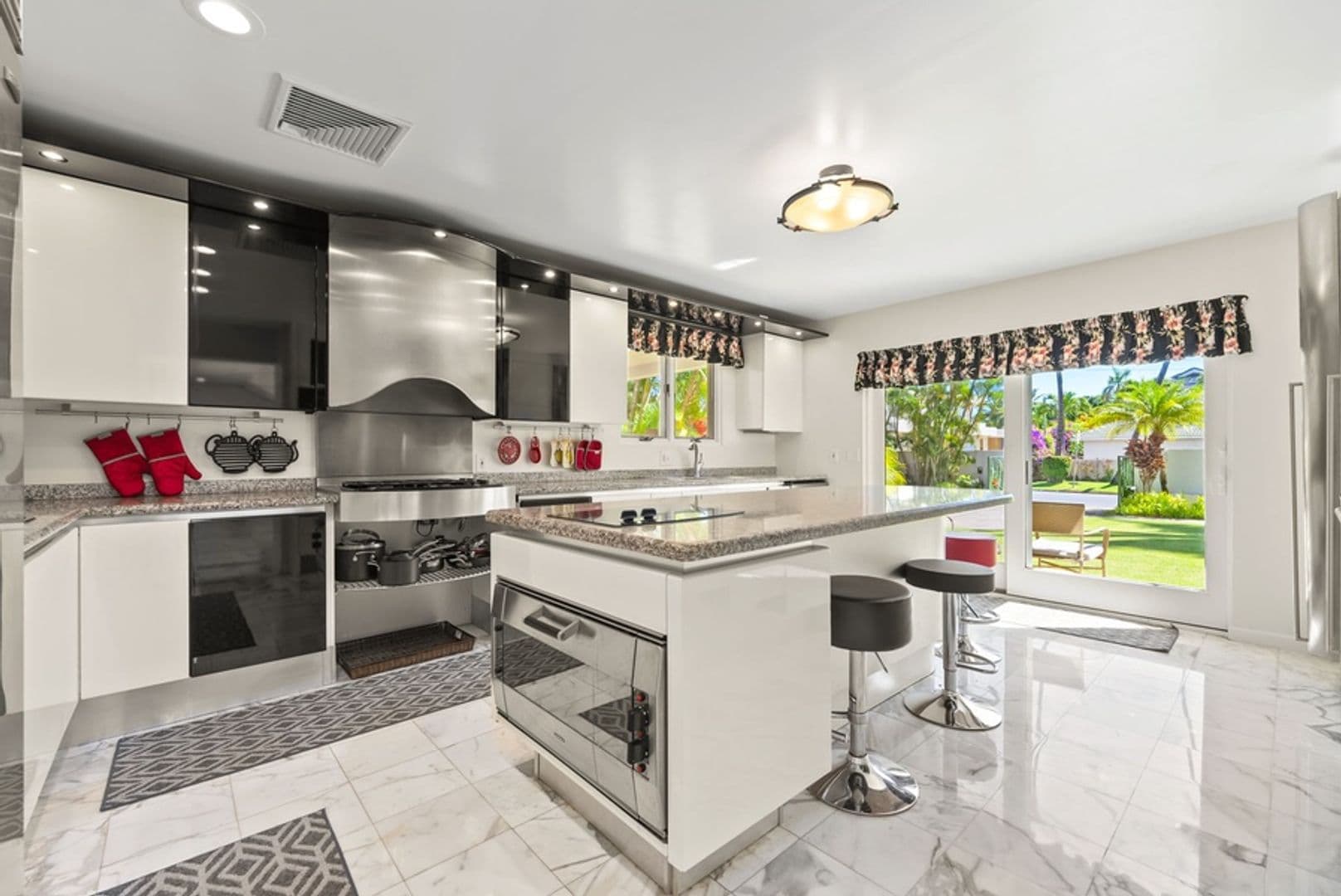 Honolulu House: 4818 Kahala Ave
