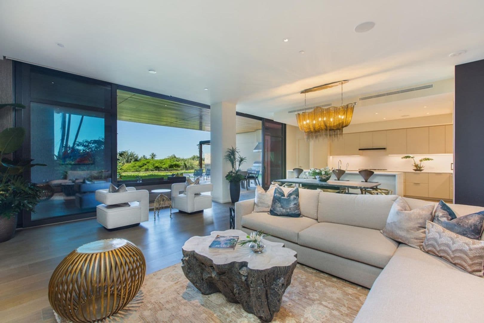 Honolulu House: 1388 Ala Moana Boulevard