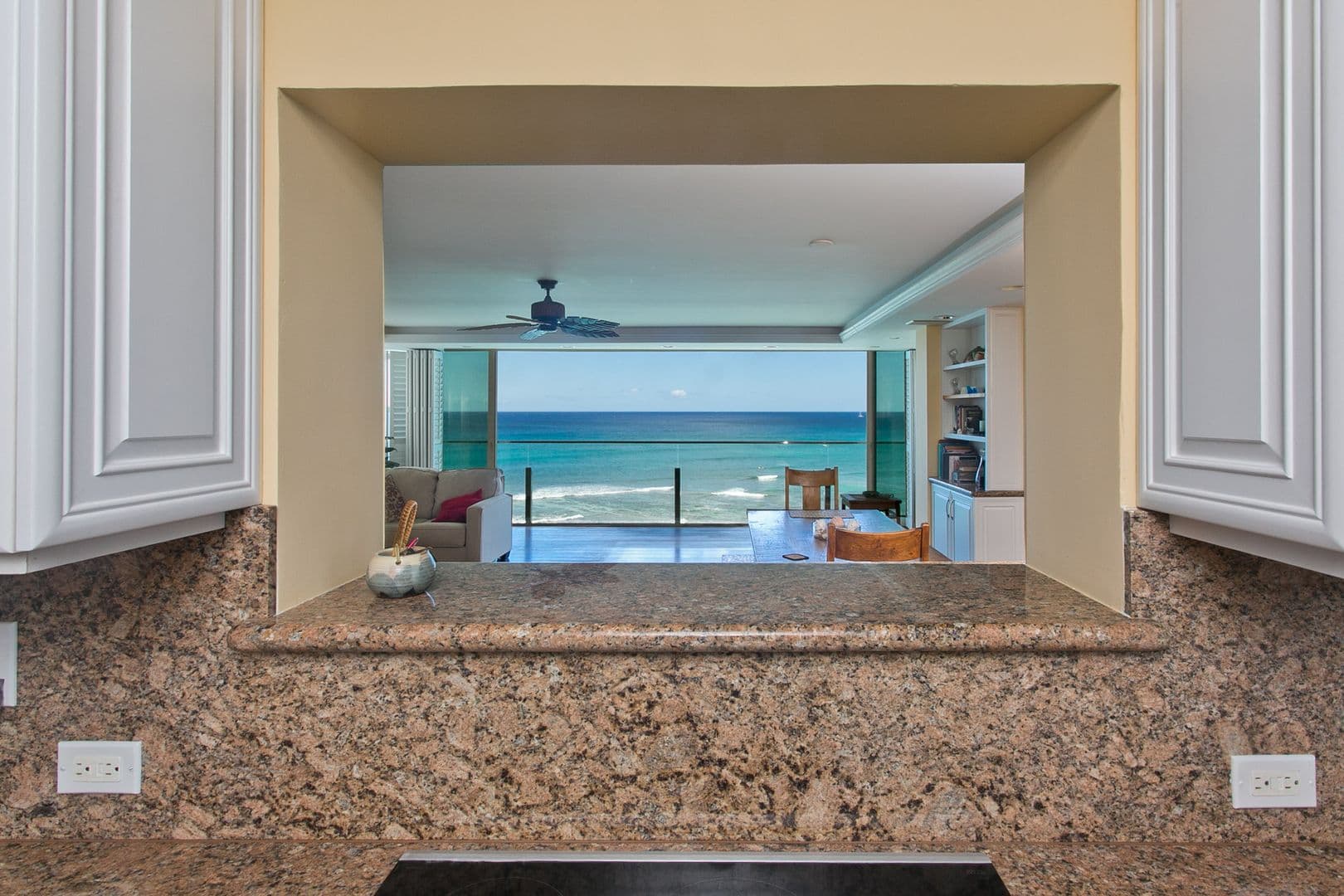 Honolulu Condo: 3065 Kalakaua Ave #8