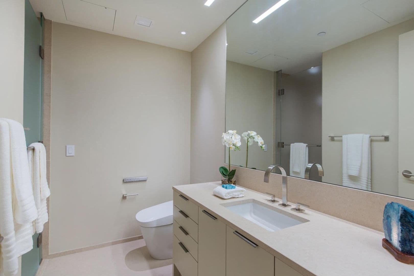 Honolulu House: 1388 Ala Moana Boulevard