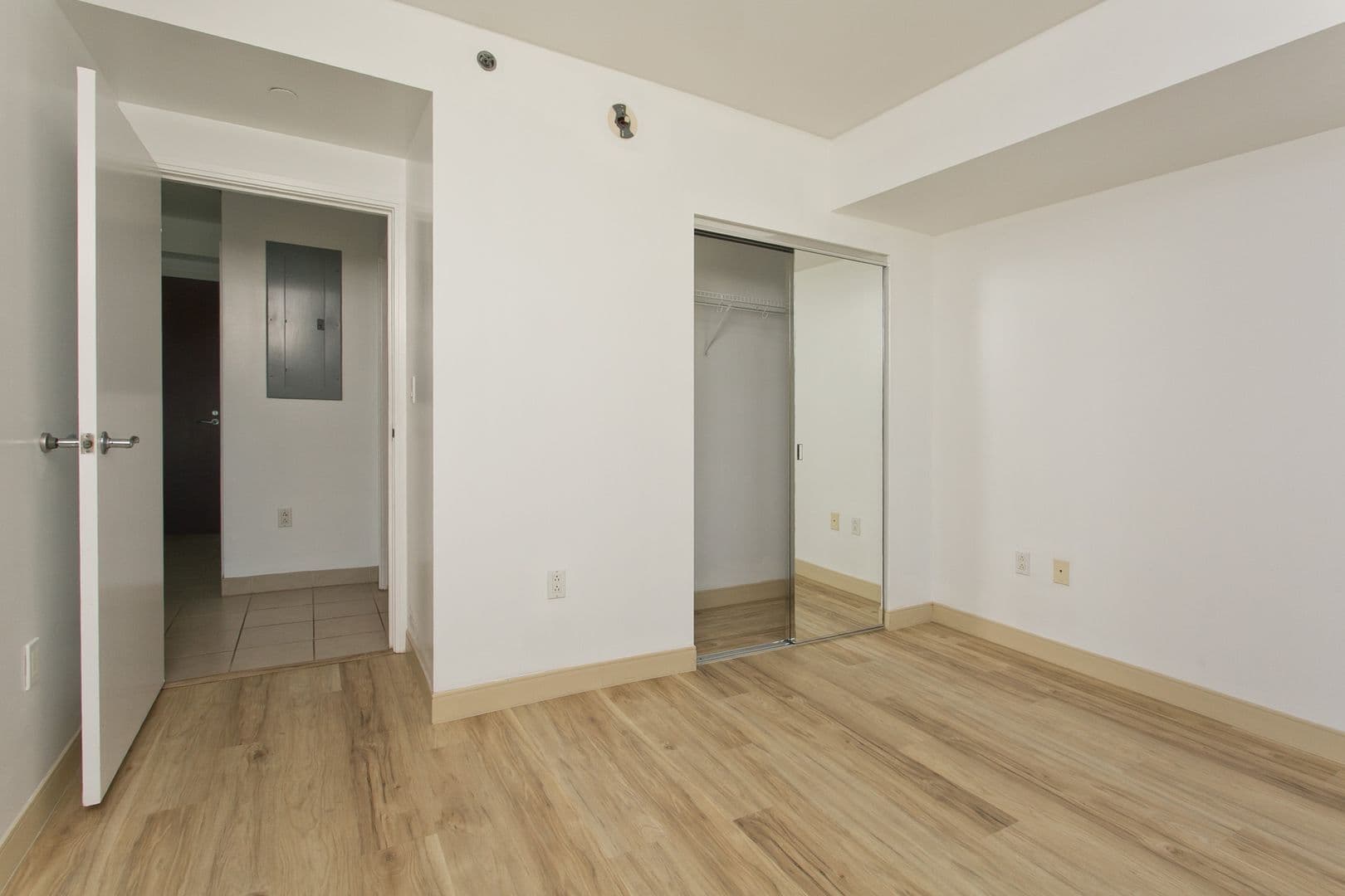 Honolulu Condo: 909 Kapiolani Blvd #2408