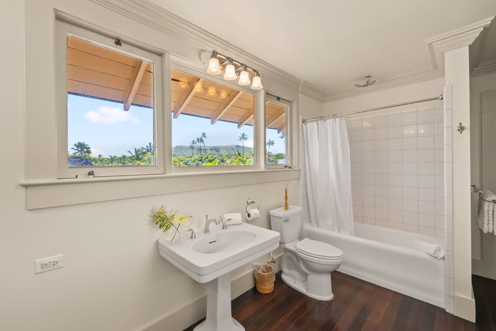 Honolulu House: 4584 Kahala Avenue