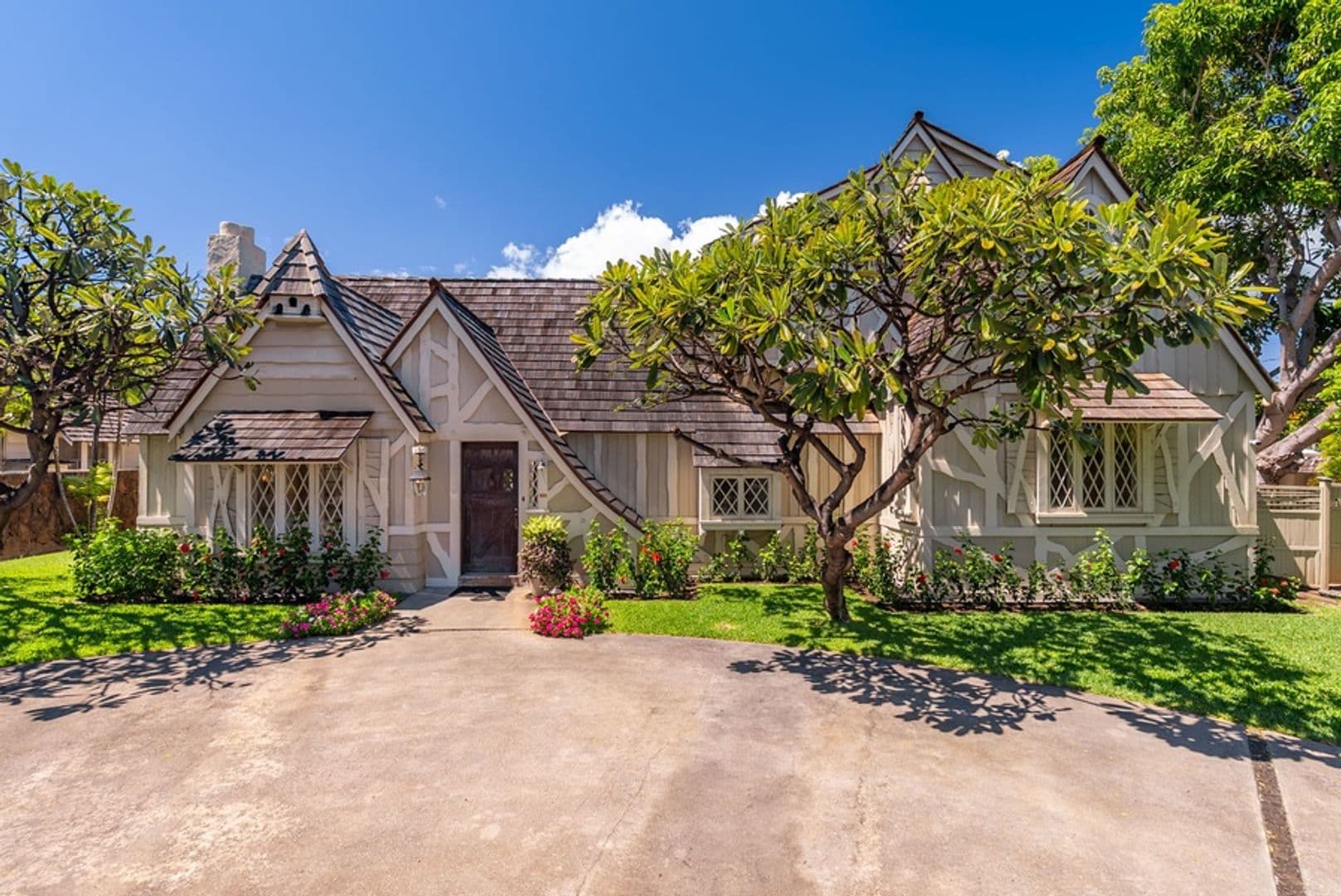Honolulu House: 4584 Kahala Avenue