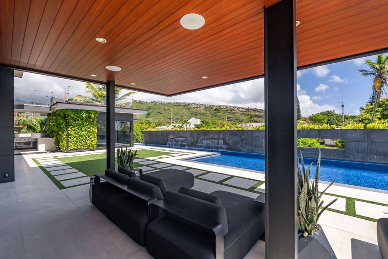 Honolulu House: 5295 Kalanianaole Hwy