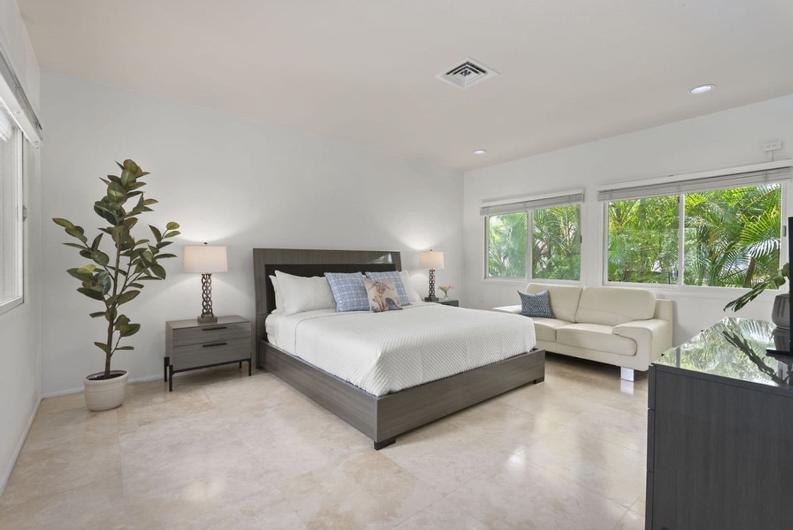 Honolulu House: 5641 Kalanianaole Hwy