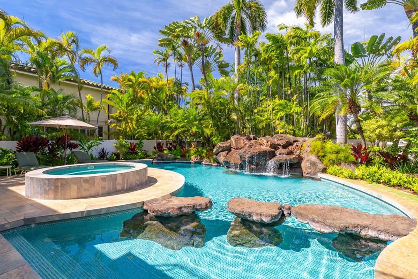 Honolulu House: 4818 Kahala Ave