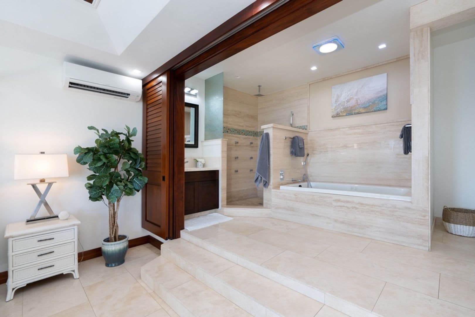 Honolulu House: 5017 Kalanianaole Hwy