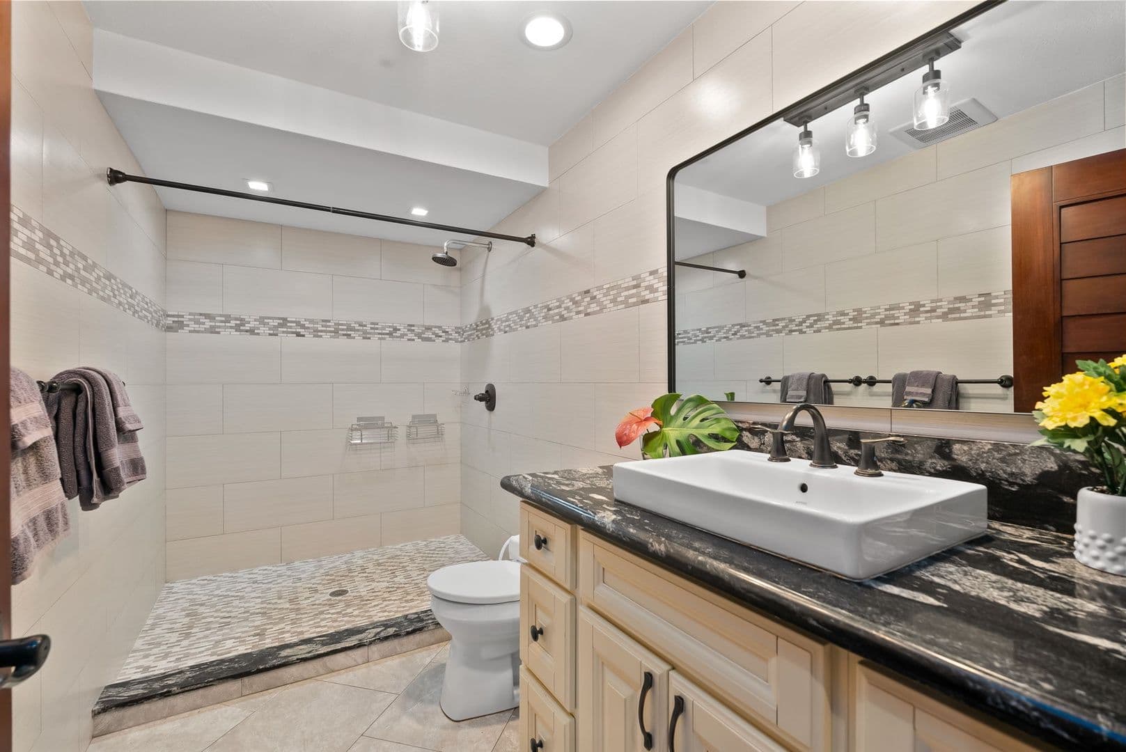 Honolulu House: 5017 Kalanianaole Hwy