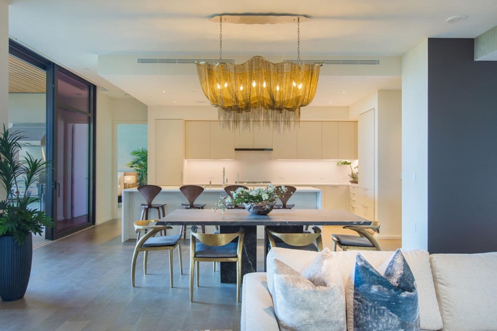 Honolulu House: 1388 Ala Moana Boulevard