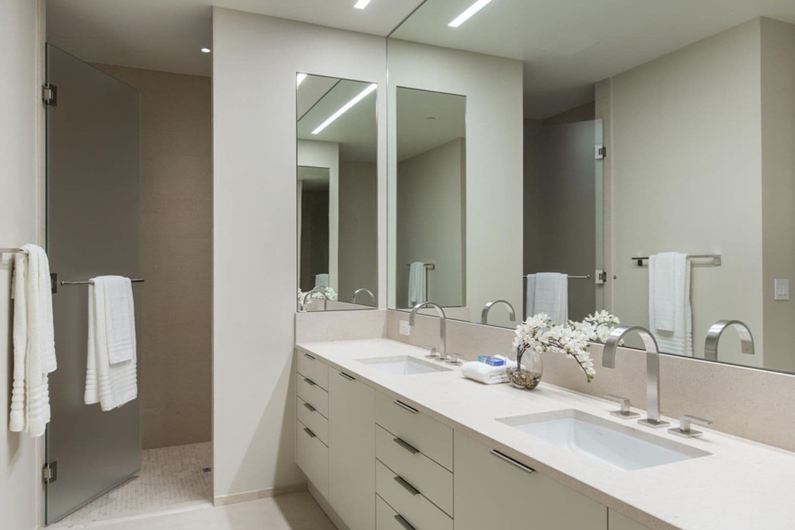 Honolulu House: 1388 Ala Moana Boulevard