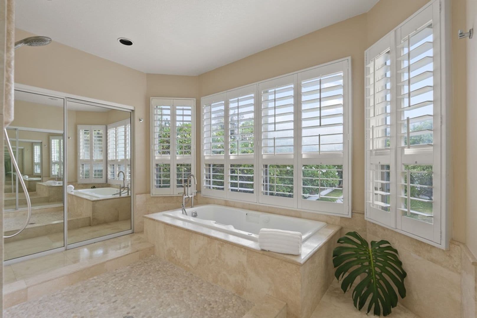 Honolulu House: 5641 Kalanianaole Hwy