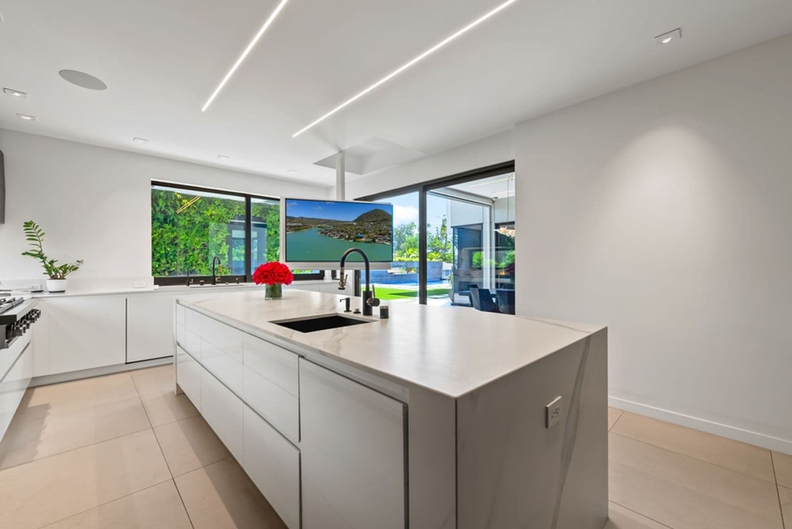 Honolulu House: 5295 Kalanianaole Hwy