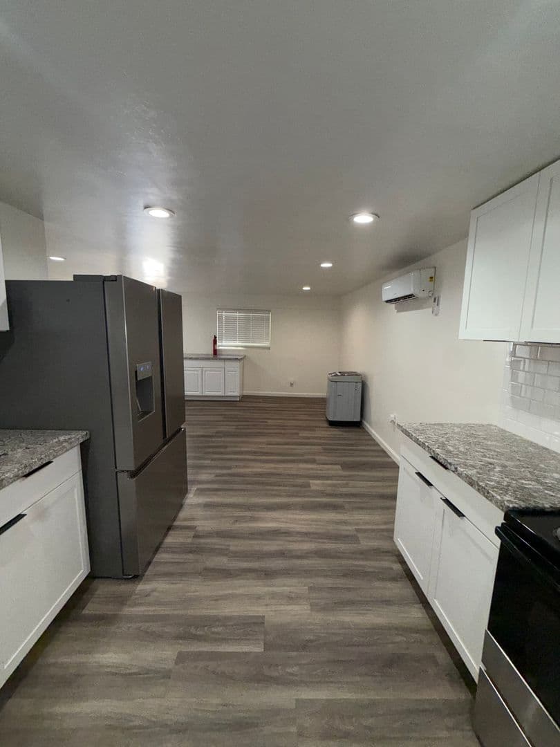 BAKERSFIELD Apartment: 811 WOODROW AVE