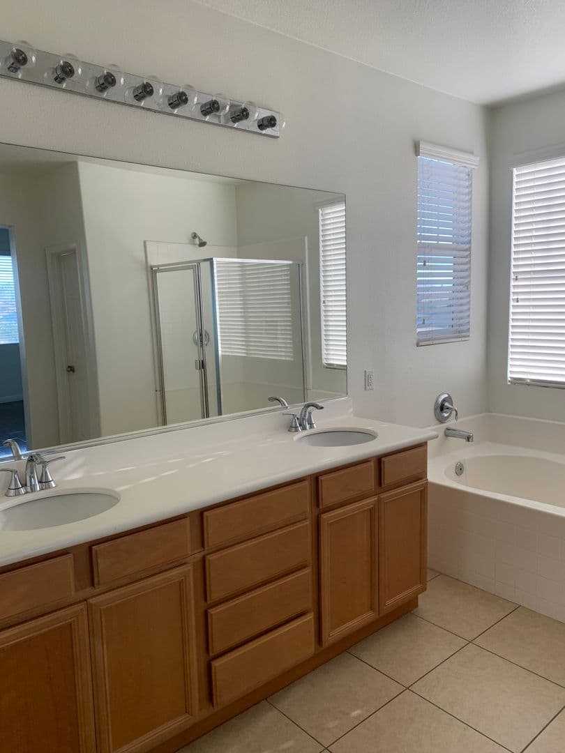 BAKERSFIELD House: 11717 CALIFORNIA POPPY DR