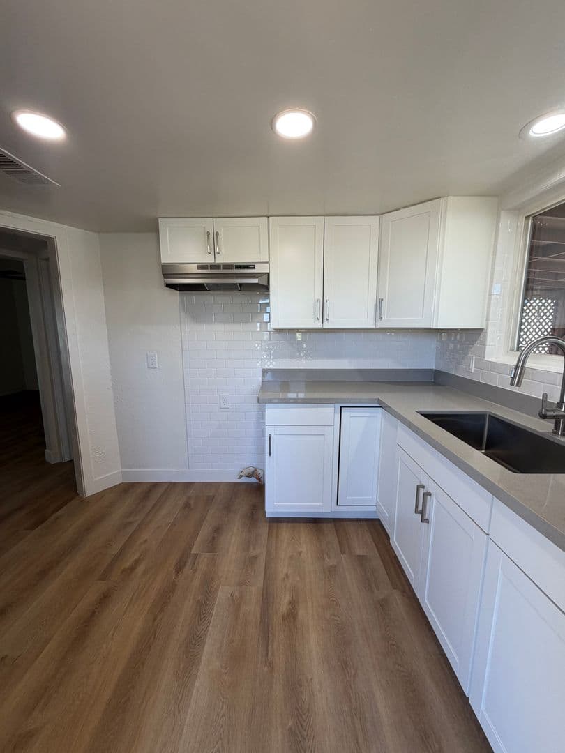 BAKERSFIELD Apartment: 811 WOODROW AVE