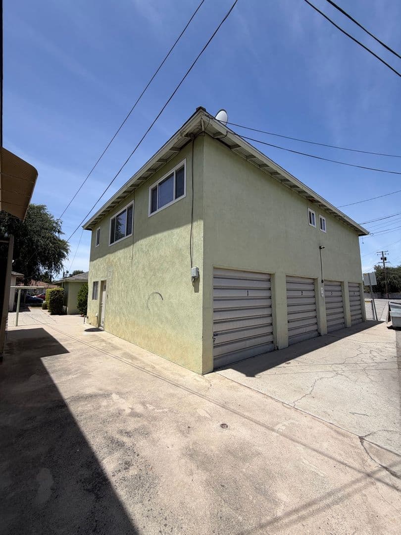 BAKERSFIELD Apartment: 2520-2528 DRAKE ST