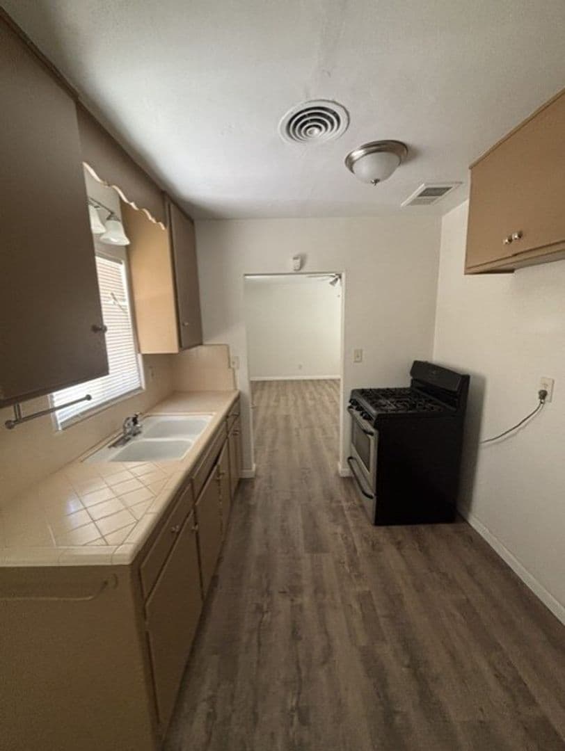 BAKERSFIELD Apartment: 319 HOLTBY ROAD