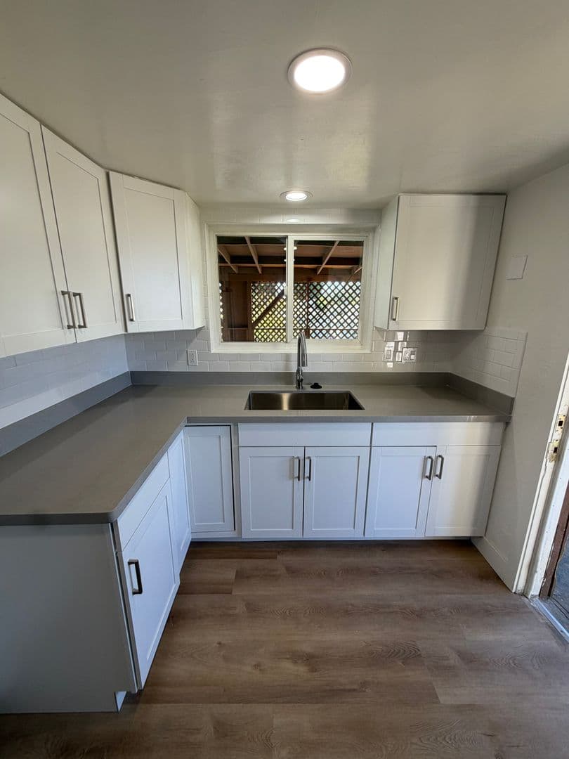 BAKERSFIELD Apartment: 811 WOODROW AVE