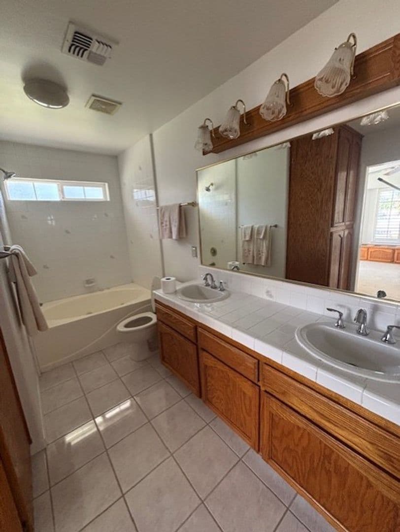 BAKERSFIELD House: 1555 KUHIO ST.