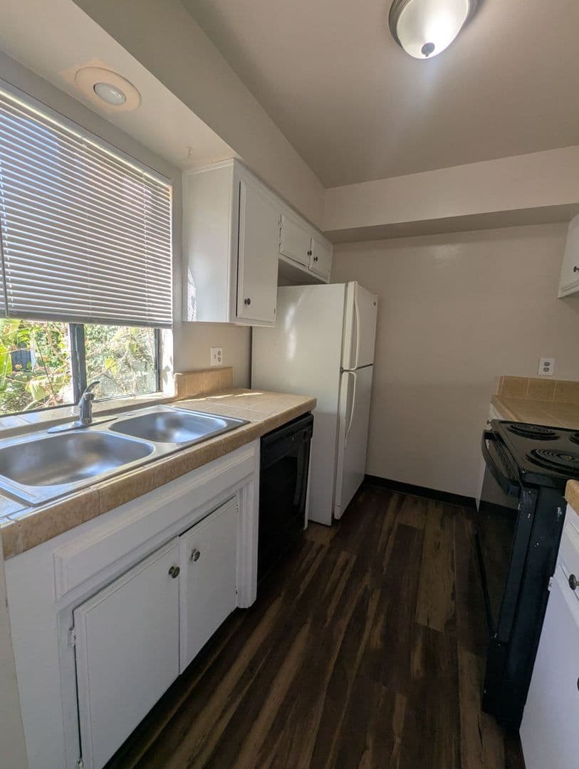 BAKERSFIELD Apartment: 2400 ERIC WAY