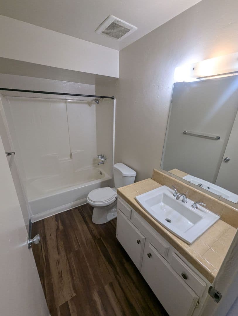 BAKERSFIELD Apartment: 2400 ERIC WAY