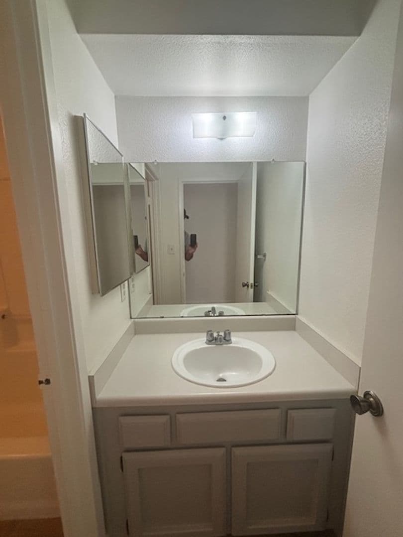BAKERSFIELD Townhome: 817 QUAIL LN # 13