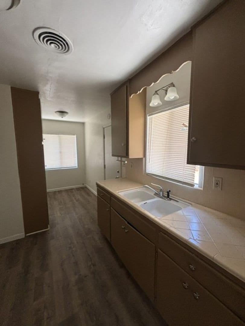 BAKERSFIELD Apartment: 319 HOLTBY ROAD