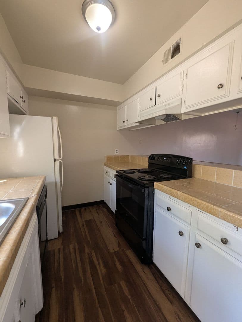 BAKERSFIELD Apartment: 2400 ERIC WAY