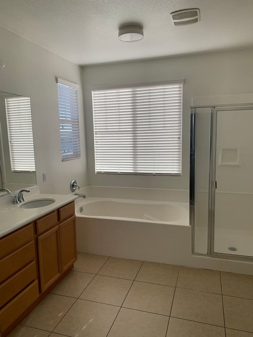 BAKERSFIELD House: 11717 CALIFORNIA POPPY DR