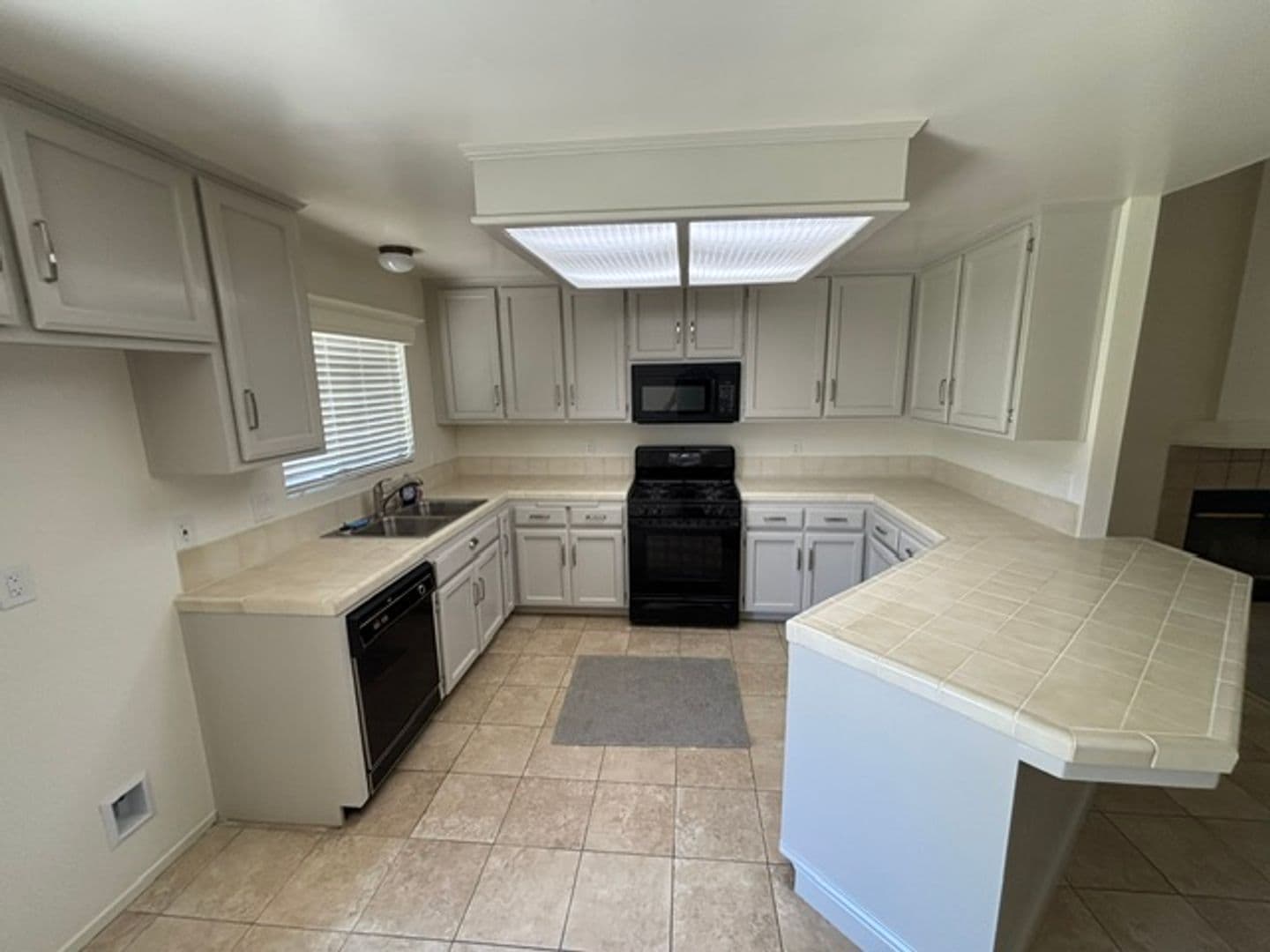 BAKERSFIELD House: 11009 BAHIA CT