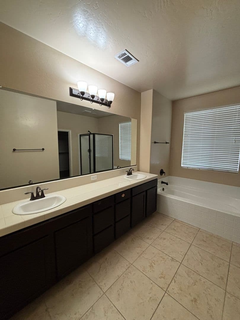 BAKERSFIELD House: 14802 YELLOW LUPINE DR.