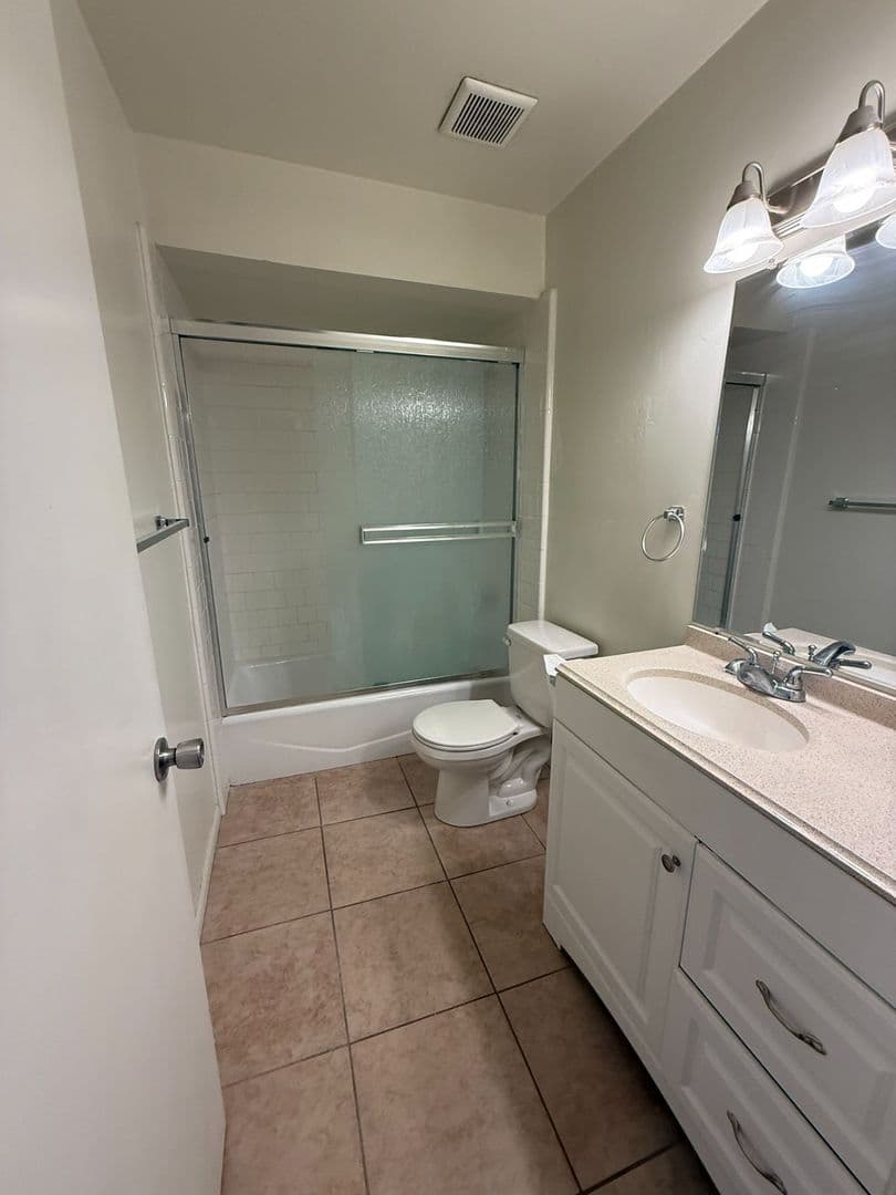BAKERSFIELD Apartment: 2428 ERIC WAY