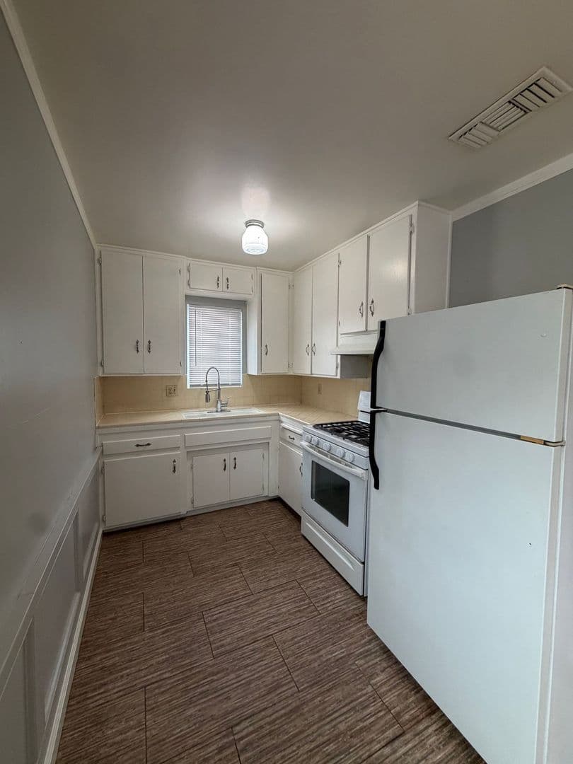 BAKERSFIELD Apartment: 2520-2528 DRAKE ST
