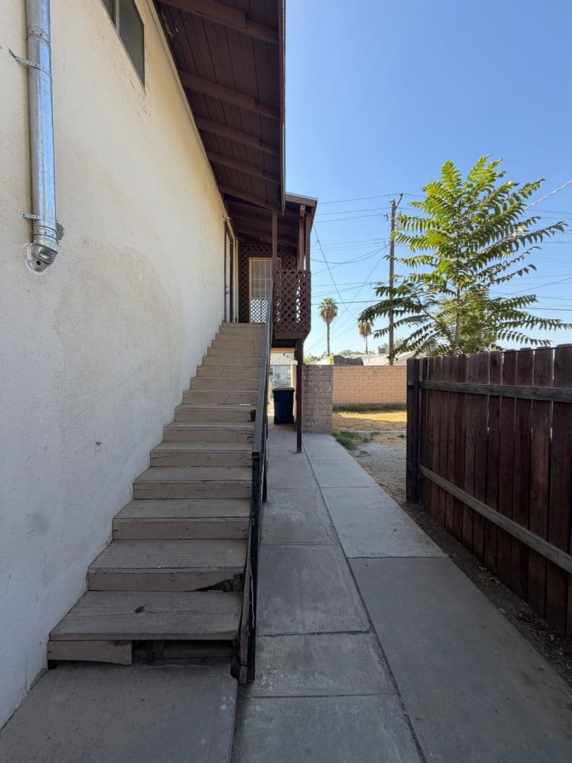 BAKERSFIELD Apartment: 811 WOODROW AVE