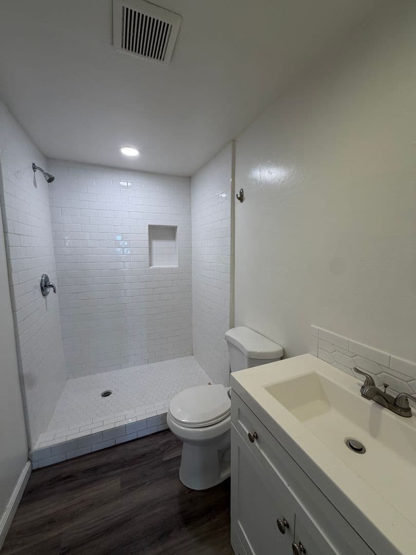 BAKERSFIELD Apartment: 811 WOODROW AVE