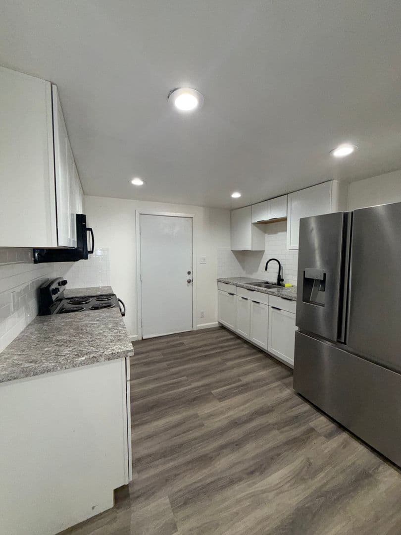 BAKERSFIELD Apartment: 811 WOODROW AVE