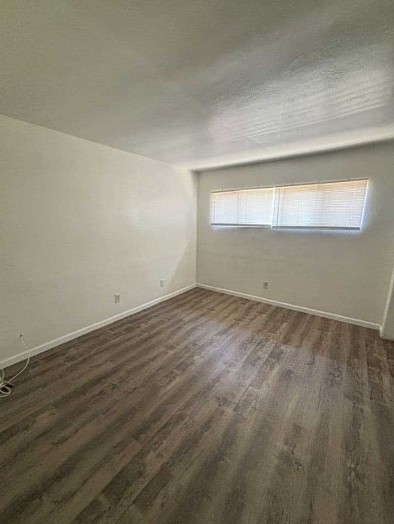 BAKERSFIELD Apartment: 319 HOLTBY ROAD