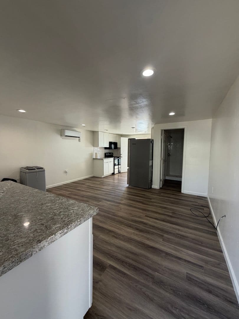 BAKERSFIELD Apartment: 811 WOODROW AVE