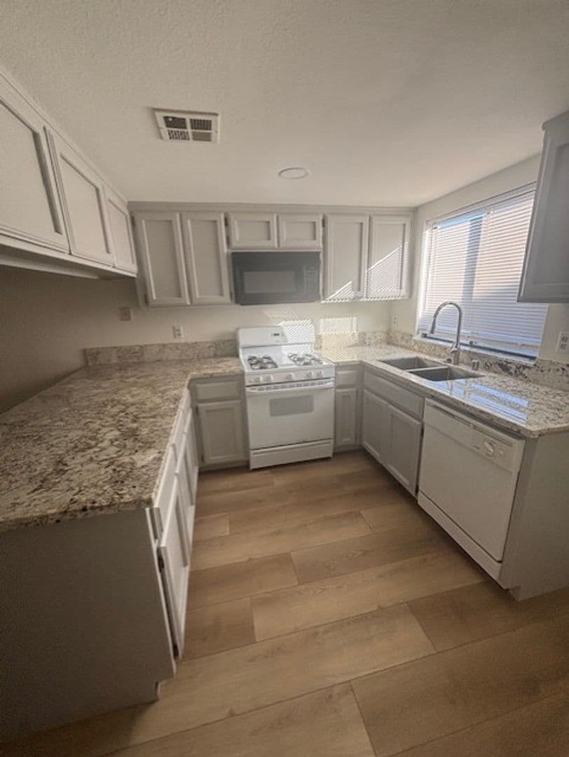 BAKERSFIELD Townhome: 817 QUAIL LN # 13