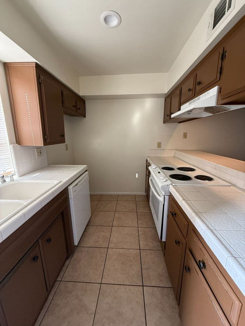 BAKERSFIELD Apartment: 2428 ERIC WAY