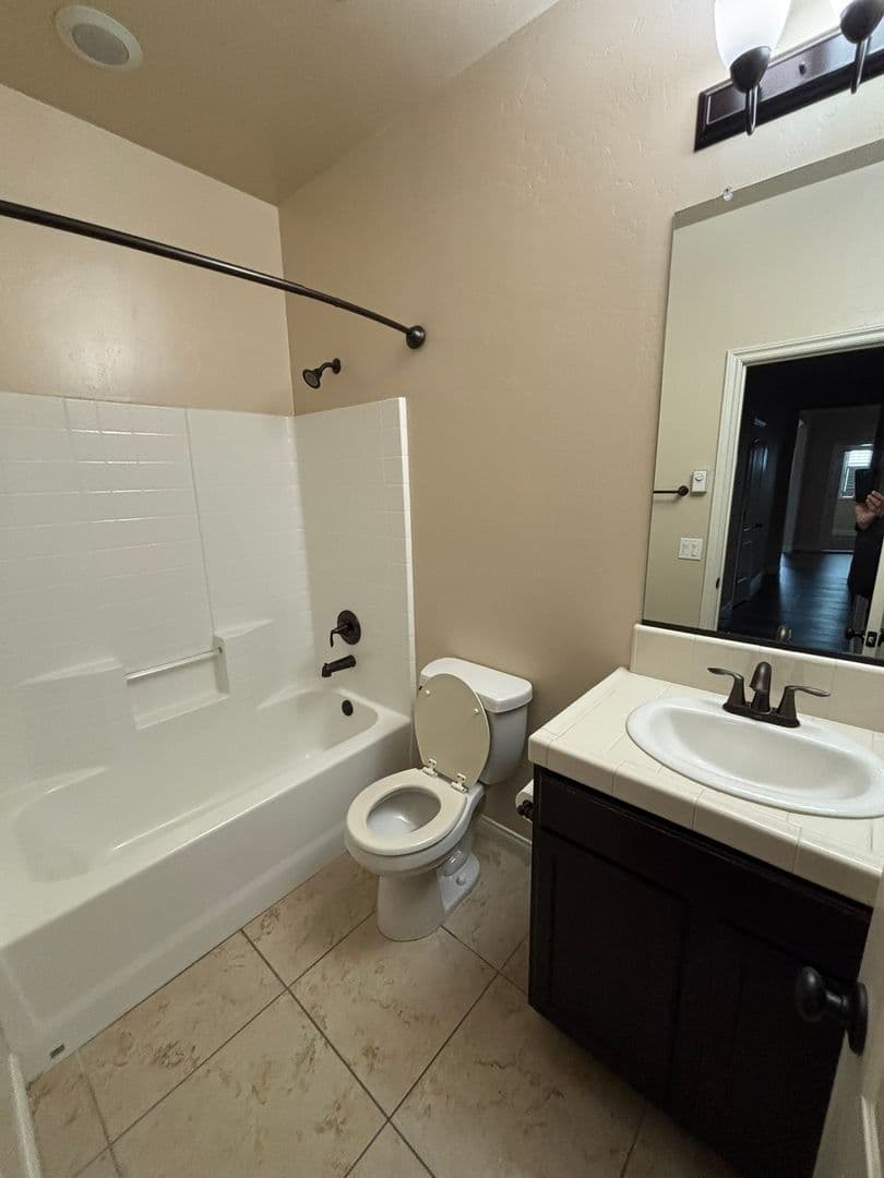 BAKERSFIELD House: 14802 YELLOW LUPINE DR.