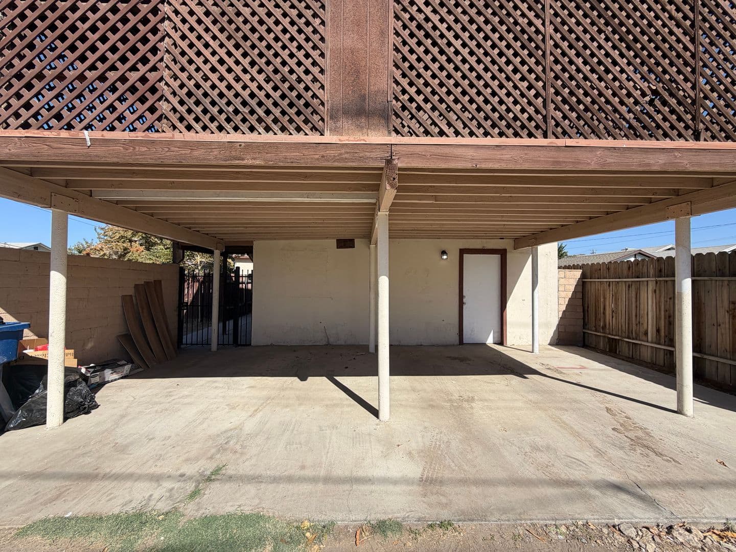 BAKERSFIELD Apartment: 811 WOODROW AVE