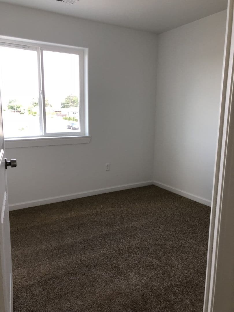 Ephrata Apartment: 613 NE 3rd Avenue