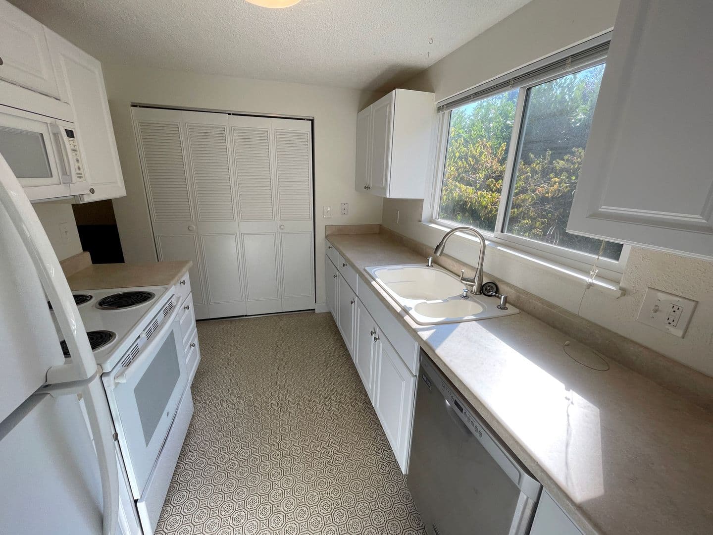Portland Apartment: 6611 SW Canyon Ln