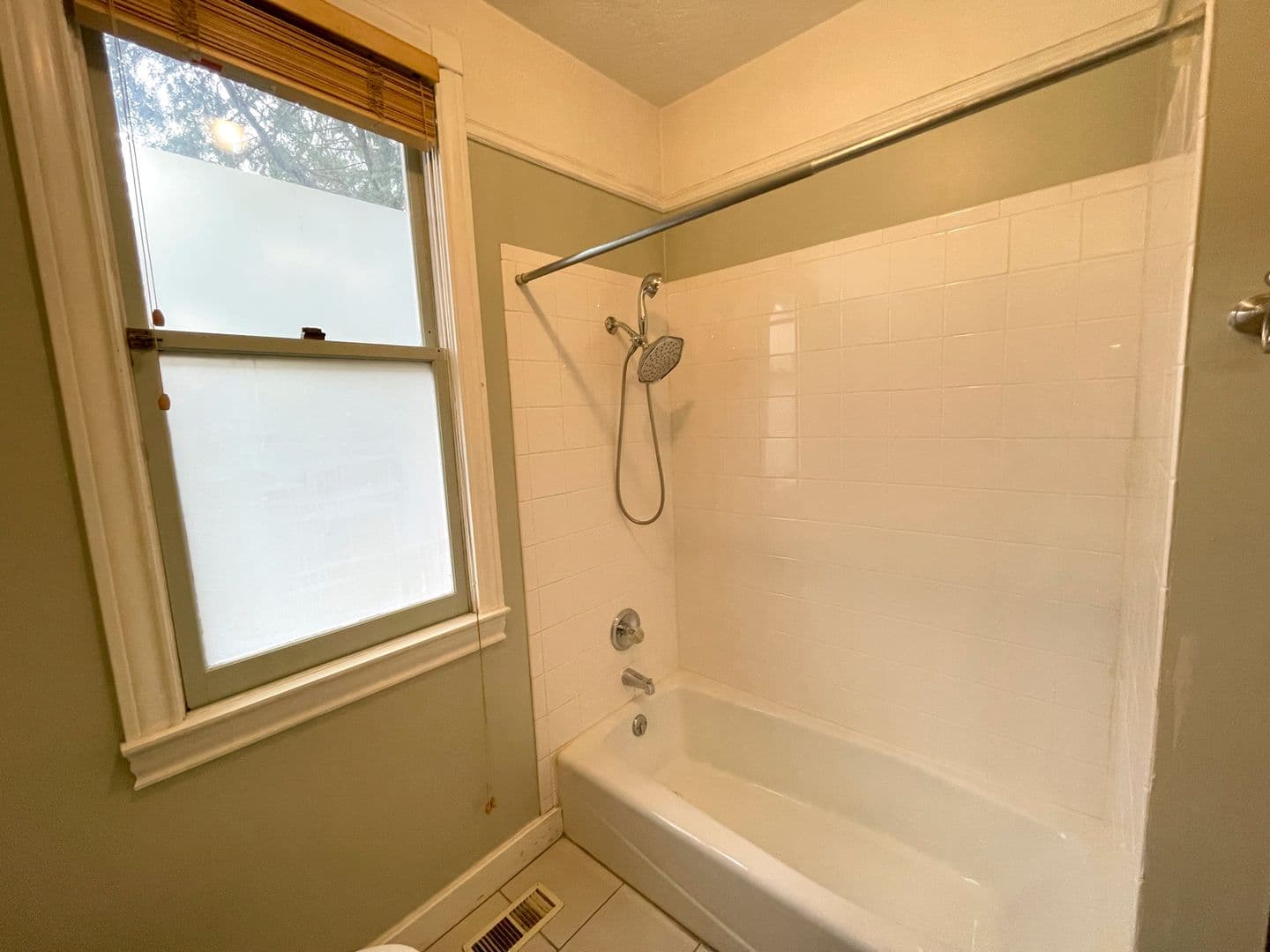Portland Apartment: 2606 SE Pine Street