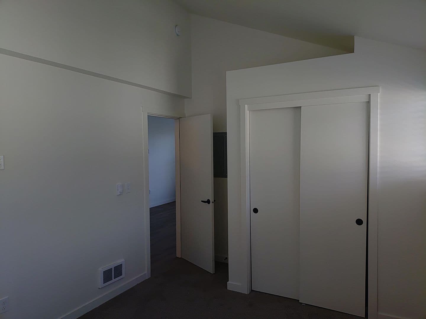 Astoria Apartment: 461 32nd Street