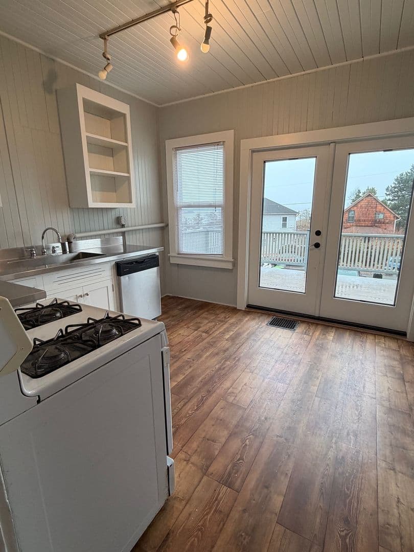 Astoria Apartment: 3356/3372/3376 Franklin Ave.