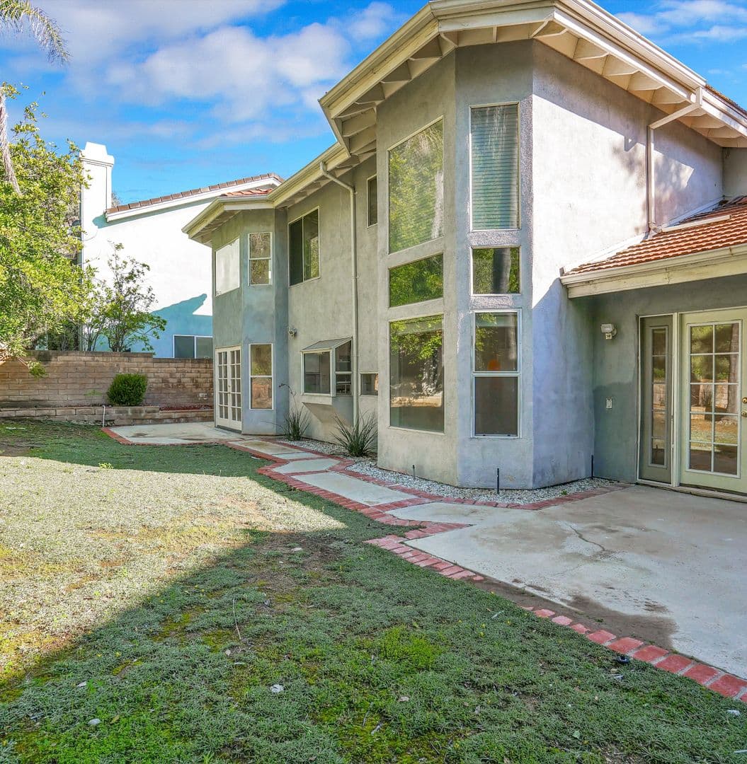 West Hills House: 8103 Valley Flores Drive