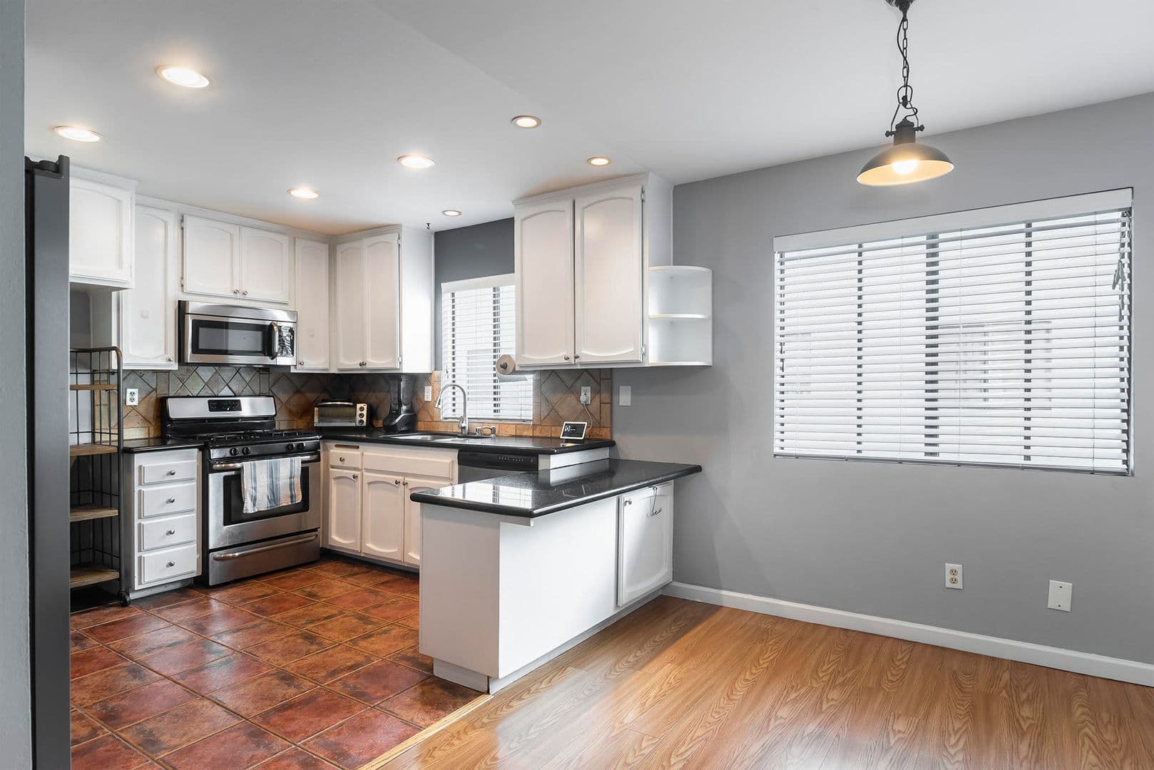 Reseda Townhome: 19355 Sherman Way, Unit 7